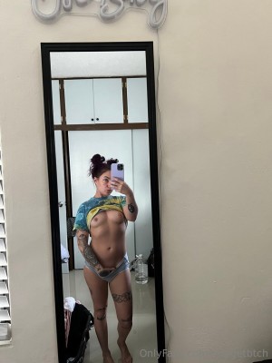 Midgetbtch Nude OnlyFans Photos #5