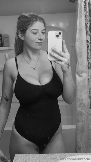 lynntoria Nude Leaks OnlyFans Photos #3