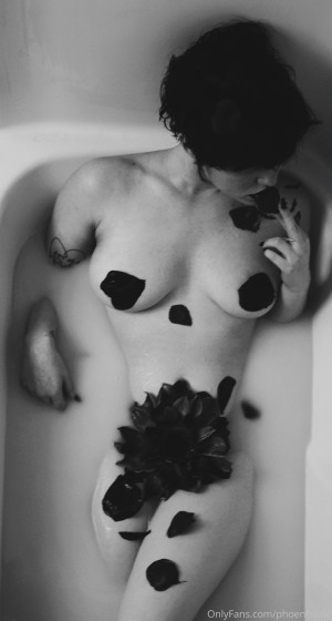 Phoenfatale Vampiriczlut Nude Leaks OnlyFans Photos #1